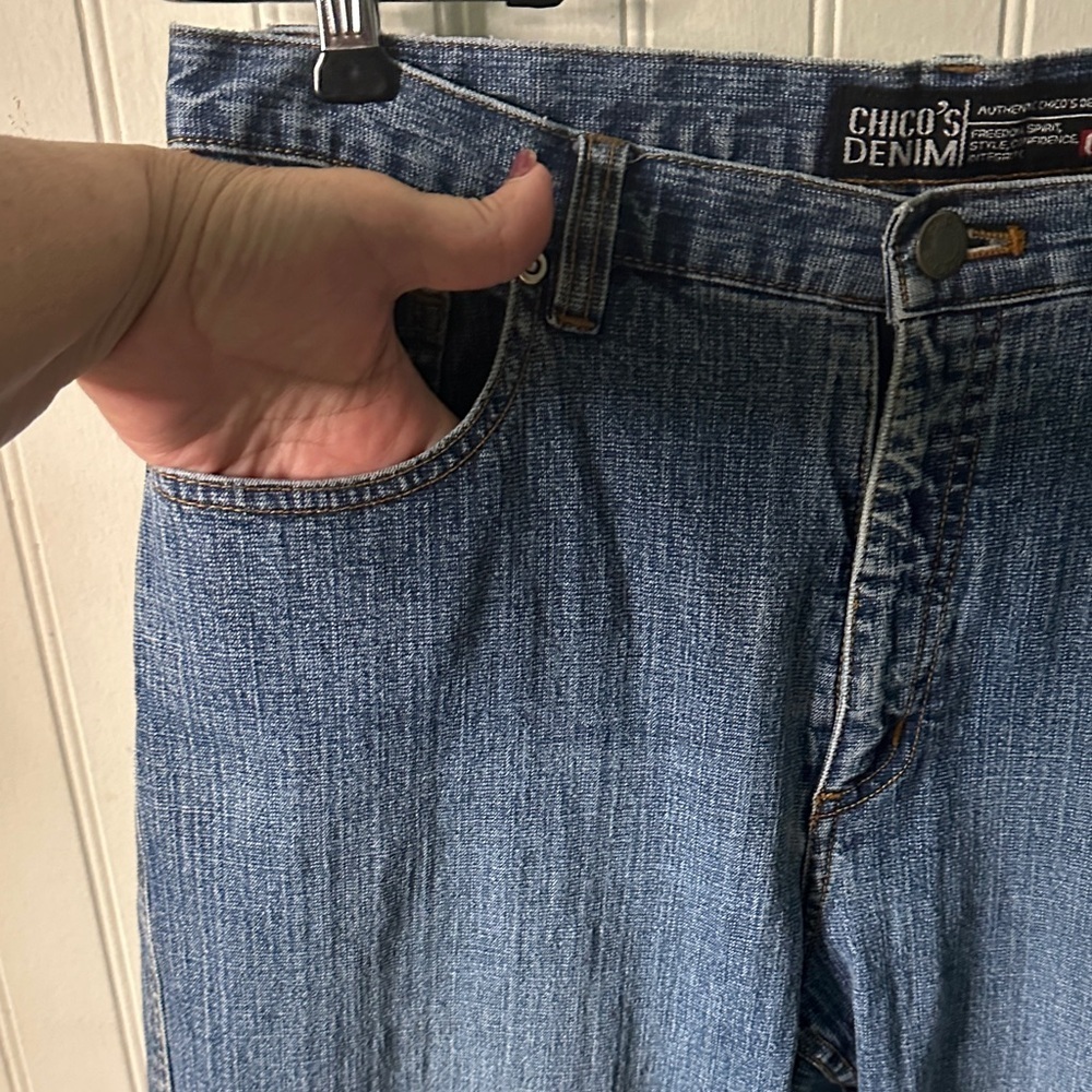 Chico’s Denim Semi Flare Leg Blue Jeans sz M/8 (1) - Picture 9 of 14